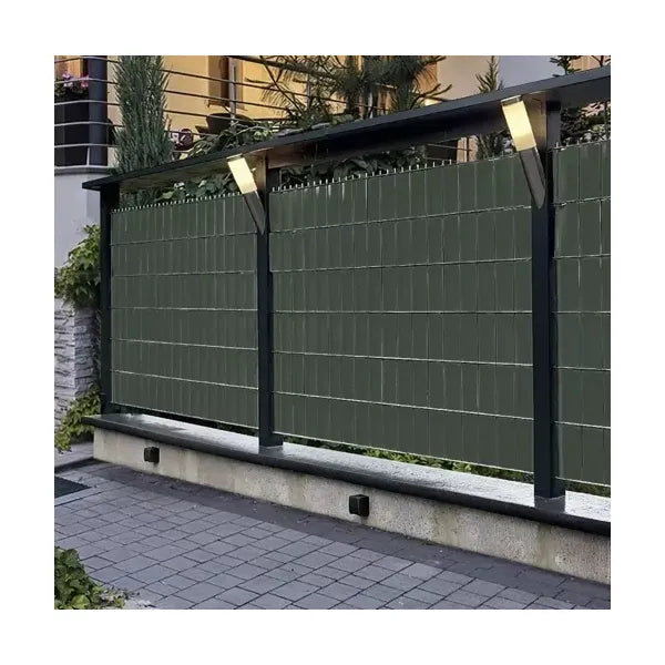 Zöld PVC kerítés takarószalag 19 cm x 35 m, 450 g/m², 25 rögzítőklipsszel