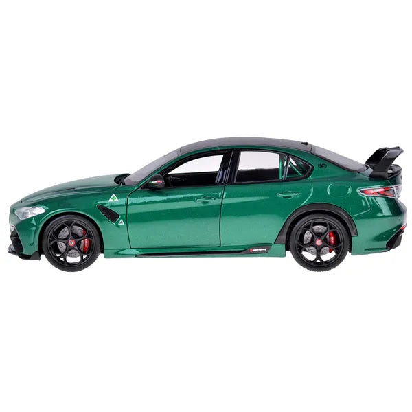 Alfa Romeo Giulia GTAm Quadrifoglio 1:18 zöld modellautó nyitható elemekkel