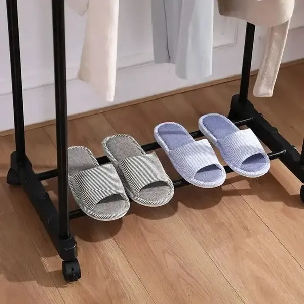 Állítható magasságú gurulós ruhafogas cipőtartó polccal, 88-151 cm