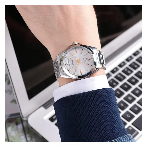 Casio férfi ezüst kvarc óra dátumfunkcióval wr50