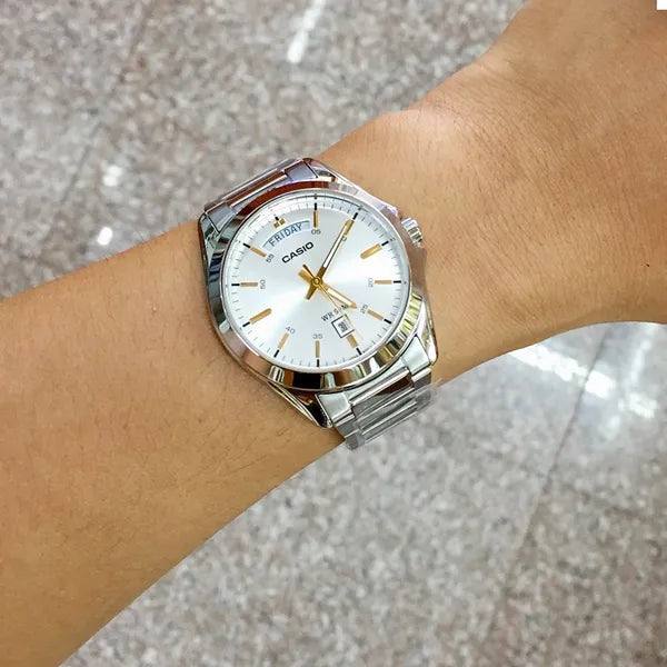 Casio férfi ezüst kvarc óra dátumfunkcióval wr50