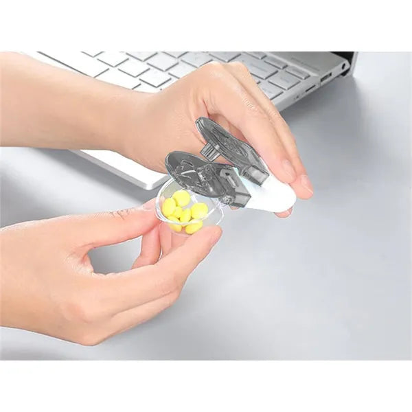 Tabletta-kinyomó eszköz blisterből, 8×4 cm, fekete-fehér műanyag