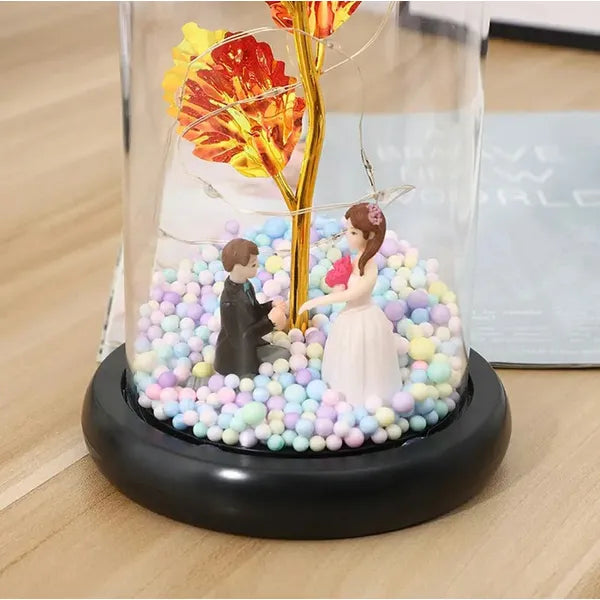 Örök rózsa üvegbúrában RGB LED világítással, dekor figurával