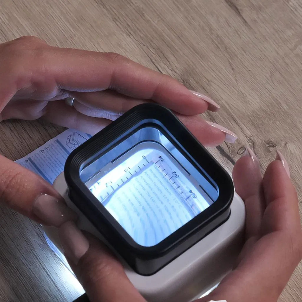 Genius Ideas háromfokozatú összecsukható nagyító LED világítással, 9.5 x 8.7 x 4.5 cm, fekete-fehér