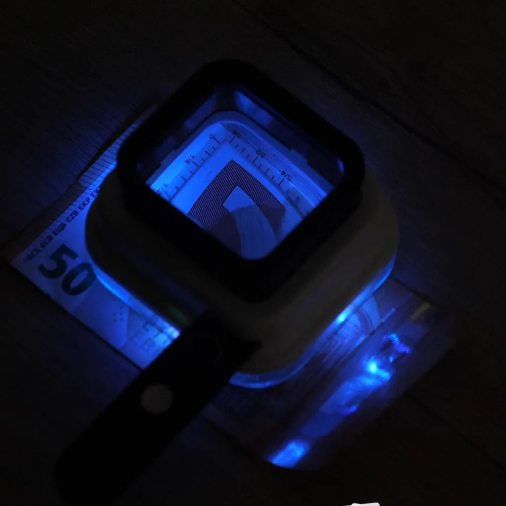 Genius Ideas háromfokozatú összecsukható nagyító LED világítással, 9.5 x 8.7 x 4.5 cm, fekete-fehér